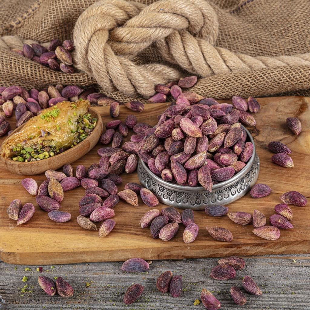 Kırmızı kabuklu ağaç altı Antep fıstığı